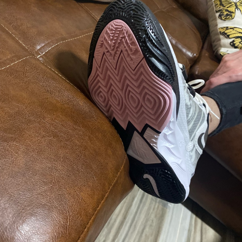 New Unreleased Kyrie irving 8 men’s 11.5 
Or women’s 13. - Picture 7 of 11